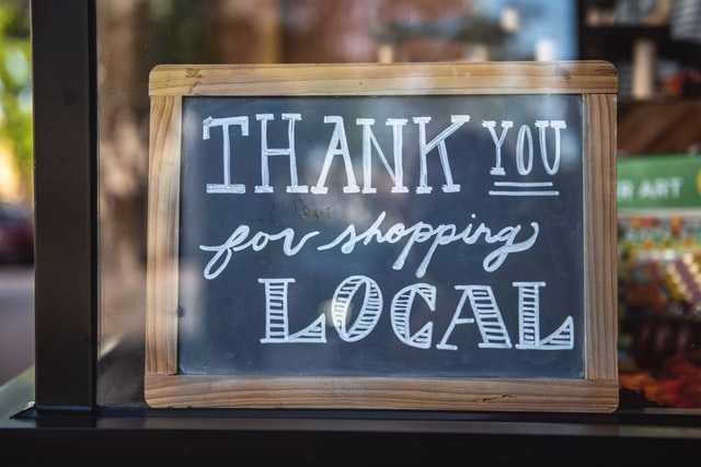 Panneau "Merci d'avoir fait vos achats localement" d'un petit business