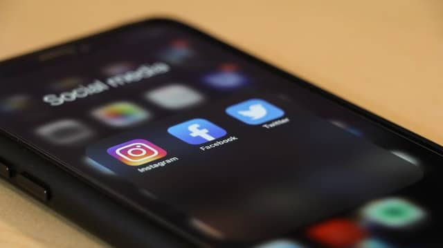 Logos d'Instagram, Facebook et Twitter  sur l'écran menu d'un téléphone