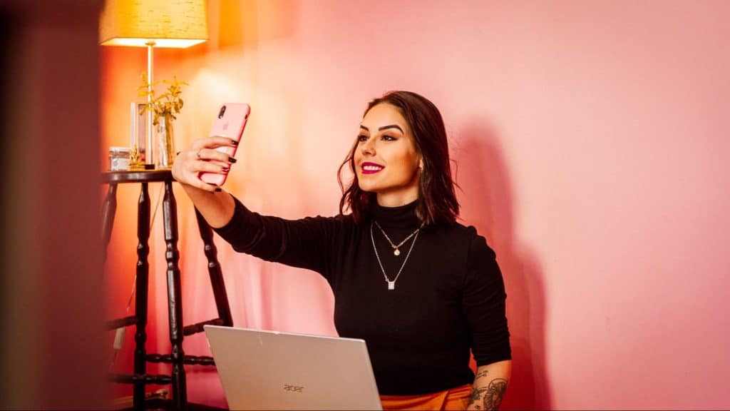 Une influenceuse est entrain de prendre une vidéo pour son compte Tik Tok