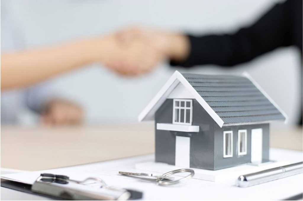 Deux individus qui se serrent la main après un achat d’un immobilier