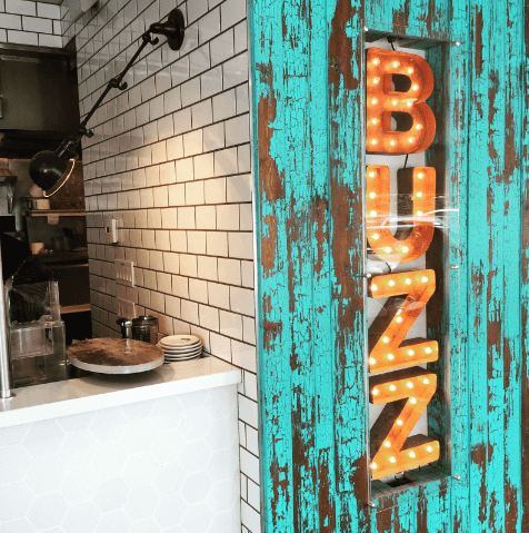 Le mot buzz écrit sur le mur