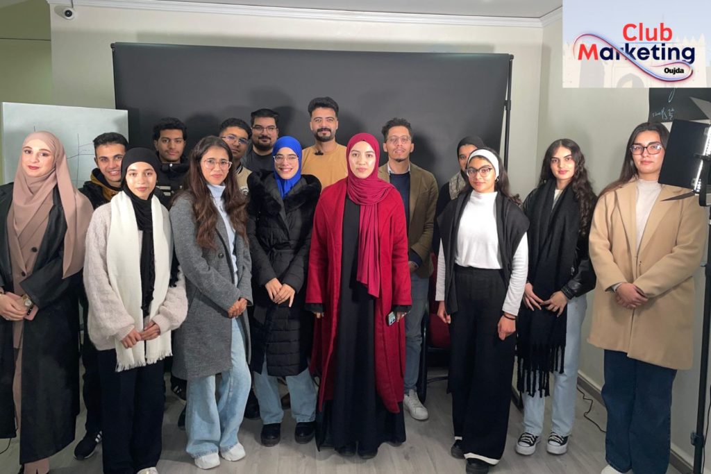 Membres du Club Marketing Oujda réunis après une formation sur la politique publique et la vie quotidienne, posant ensemble dans une ambiance conviviale et studieuse.