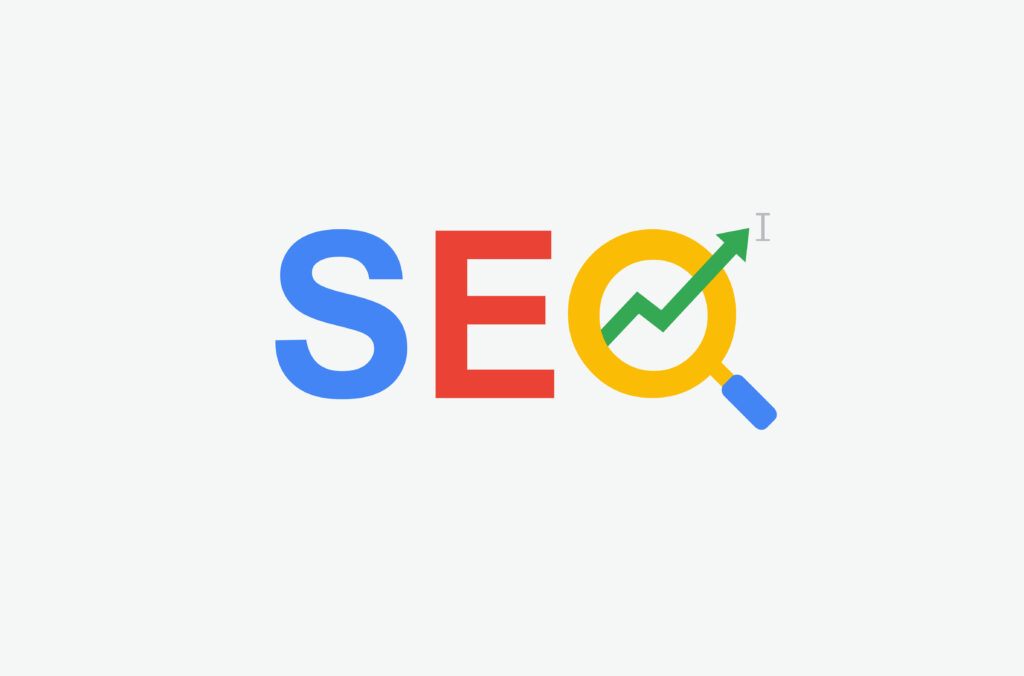 Logo stylisé du mot "SEO" avec les lettres colorées, dont le "O" est représenté par une loupe contenant une flèche verte montante symbolisant l'optimisation et la croissance du référencement naturel.