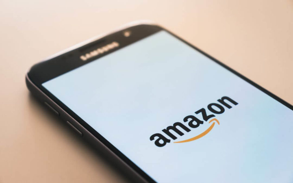 écran d’un téléphone samsung affichant le logo de l'application amazon