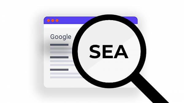 Loupe sur le mot SEA dans une page de résultats Google, représentant la Search Engine Advertising