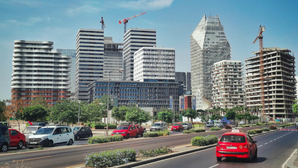 Vue de Casa Finance City à Casablanca, zone offshore maroc regroupant des immeubles en activité et en construction dans un environnement urbain dynamique