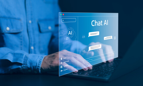 L’image montre une personne tapant sur un clavier d’ordinateur portable, avec des illustrations virtuelles représentant l’intelligence artificielle. On distingue des icônes en forme de tête et de circuits reliés au mot "AI", ainsi qu’une interface holographique affichant "CHAT AI", symbolisant l’intégration de l’IA dans la création de contenu marketing.