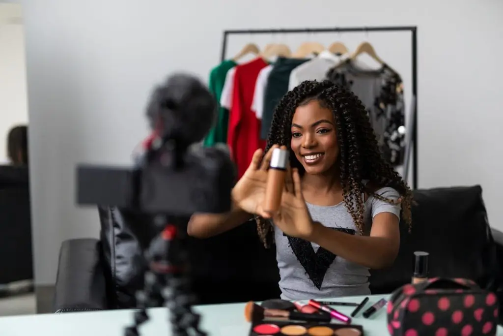 créateur UGC travaillant avec une marque